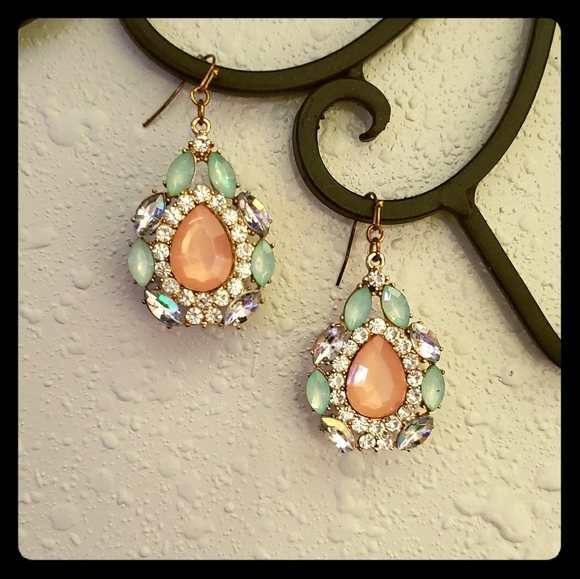 Jewelry - 👸Vintage Jewelled Earrings!